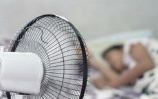 Mẹo bật quạt khi ngủ không lo bị cảm lạnh hay khô da