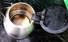 Mẹo nhỏ loại bỏ mảng cặn 'cứng đầu' dưới đáy ấm siêu tốc hiệu quả và cách hạn chế cặn bám trở lại