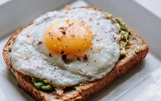 Ăn trứng vào bữa sáng đừng quên 4 thực phẩm này: Không chỉ no lâu mà còn giúp hấp thu dinh dưỡng tốt hơn