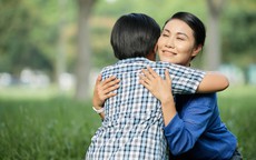 Con trai nói: 'Bạn nào trong lớp cũng giàu', câu trả lời của mẹ gây tranh cãi dữ dội