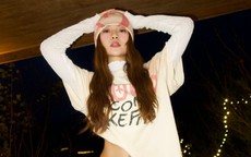 Tam Triều Dâng khoe eo thon cùng phong cách chuẩn Y2K