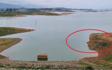 "Hiện tượng lạ" xuất hiện ở đập nước, người dân ùn ùn kéo đến xem
