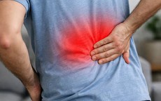 Người đàn ông 55 tuổi nhập viện vì áp xe cột sống, nhiễm trùng nặng vì tự ý làm việc này khi bị đau lưng