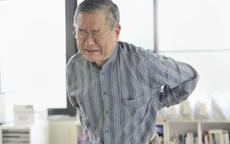Bị con trai bỏ mặc lúc đau ốm, cha già dùng 'lá bài cuối cùng' để đổi lấy tuổi già an yên