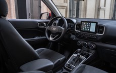 SUV cỡ nhỏ của Hyundai giá chỉ 205 triệu đồng, thiết kế sang trọng, nâng cấp công nghệ, chỉ tốn 4,76 lít/100km khách Việt nhìn là mê