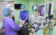Suýt thủng dạ dày vì nuốt hạt táo đỏ: Thói quen nhiều người vẫn chủ quan khi ăn