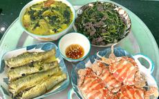 Mâm cơm gia đình nấu vội sau giờ tan ca gây chú ý