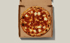 Vì sao bánh pizza hình tròn lại được đựng trong hộp vuông và cắt thành hình tam giác?