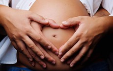 Quan hệ khi mang thai 3 tháng đầu dễ gây sảy thai, đúng hay sai?