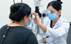 Thấy đốm đen lơ lửng trước mắt, người phụ nữ 31 tuổi đi khám phát hiện biến chứng tiểu đường giai đoạn nặng