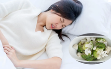 Ăn kiêng giảm cân chỉ với ức gà và bông cải xanh, cô gái 25 tuổi bị hoại tử tụy sau 6 tháng
