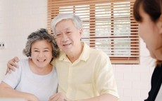 Cha mẹ già bỗng ngủ nhiều, nói chuyện khác thường, vui vẻ bất ngờ: Con cái hãy về nhà nhiều hơn