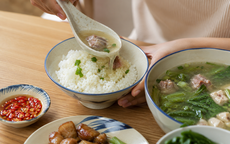 Mối nguy từ thói quen ăn cơm chan canh