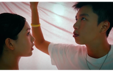 Phương (Lưu Ly) bối rối khi Khánh (Long Vũ) nắm tay