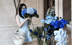 "Phú bà" Ngọc Loan chiều fan hết nấc: Cắm bình hoa tone xanh theo yêu cầu, nhưng điều netizen nể phục lại là chi tiết này