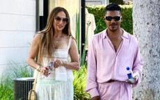 Jennifer Lopez nổi bật với set đồ hoa