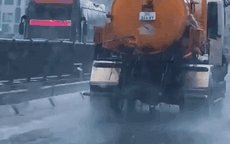 Hà Nội: Tài xế xe bồn để nước thải chảy tràn trên đường Vành đai 3 trên cao bị xử phạt