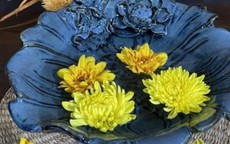 Vì sao bàn thờ Thần tài cần bát nước thả hoa? Gạo muối cúng xong làm gì mới đúng?