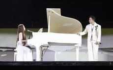 Hương Tràm thay hàng chục bộ váy trong concert nhưng đẹp nhất là hình ảnh đi chân trần hát cùng Phan Mạnh Quỳnh