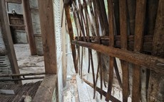 Cận cảnh công trình xuống cấp bên trong một khu lưu niệm ở Huế