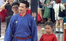 Quách Ngọc Ngoan và con gái út gây chú ý đi thảm đỏ dưới mưa