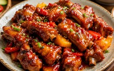 Có một bước mẹ luôn làm trước khi xào sườn, nhờ vậy thịt mềm mà sốt bám óng từng miếng