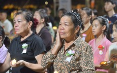 Hàng ngàn người dân bật khóc nhớ về công ơn cha mẹ trong đêm Vu Lan báo hiếu