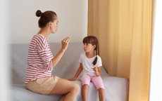 Cha mẹ những đứa trẻ ưu tú không quát mắng khi con mắc lỗi, họ thường làm 1 việc