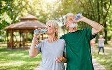 Người cao tuổi đừng đợi khát mới uống nước: 4 dấu hiệu cơ thể đang thiếu nước, đừng bỏ qua