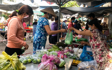 Tình cờ gặp mẹ vợ ở chợ, tôi mới biết sự thật vợ giấu bấy lâu nay, về mở tủ của cô ấy mà tôi sốc