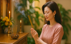 Thắp nhang làm gãy chân nhang, đụng tàn nhang rơi, nhang tắt giữa chừng xử lý thế nào cho an tâm
