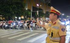 Công an Hà Nội trắng đêm đảm bảo an ninh, an toàn trong 'biển người' ăn mừng chiến thắng lịch sử