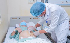 Cụ ông 93 tuổi mang khối u tuyến tiền liệt 143g, kèm thoát vị bẹn được phẫu thuật thành công