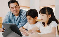 Thay vì giằng điện thoại khỏi tay con, cha mẹ EQ cao làm 3 việc