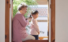 Về hưu, cụ bà tiêu sạch tiền lương để nuôi cháu: Thứ nhận lại khiến bà bật khóc
