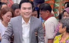 Ca sĩ Mạnh Quỳnh chống nạng xuất hiện tại chùa Thanh Sơn sau chấn thương vỡ xương mắt cá chân