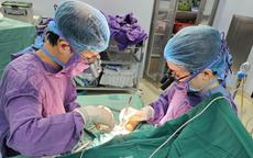 Nối liền cánh tay cho bé 4 tuổi ở Tuyên Quang gặp tai nạn với áo chống nắng