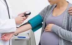 Tăng huyết áp thai kỳ ảnh hưởng thế nào đến mẹ và bé?
