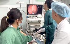 Gặp nạn khi đang ăn sữa chua, bé trai ở Hà Nội phải đi cấp cứu