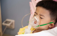 Thời tiết giao mùa, nhiều virus hô hấp gia tăng: Cha mẹ cần làm gì để bảo vệ con?