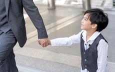Con được khen, đừng vội nói 'Có gì đâu': Cha mẹ khéo léo sẽ biết đáp lại bằng 1 câu