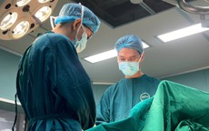Hai lần đặt túi ngực, người phụ nữ 38 tuổi liên tục chảy mủ, áp xe do vi khuẩn 'khó trị'