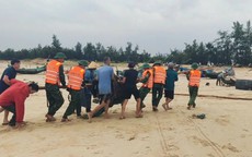 Sóng lớn, thủy triều dâng cuốn trôi nhiều thuyền đánh cá ở Quảng Trị