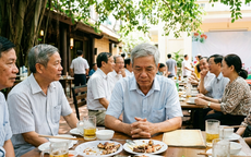 Lỡ miệng khoe lương hưu 30 triệu đồng trong buổi họp lớp, người đàn ông hối hận sau 2 ngày