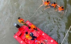 Nam thanh niên nhảy xuống sông Hương, để lại vé tàu và máy ảnh