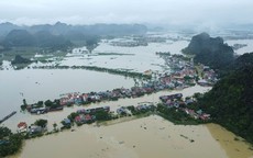 Nước lũ dâng cao, hàng trăm hộ dân ở Ninh Bình chìm trong 'biển' nước