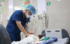 Bé 1 tháng tuổi nhập viện cấp cứu sau khi người lớn nhỏ nhầm axit vào miệng
