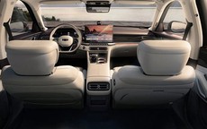 Sedan cao cấp cùng cỡ Toyota Camry giá 480 triệu đồng  thiết kế sang chảnh, động cơ PHEV, công nghệ hỗ trợ lái