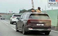 CSGT xử phạt nữ tài xế để 2 trẻ thò đầu qua cửa sổ trời trên cao tốc
