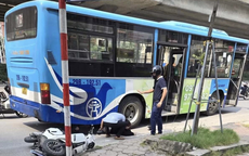Hé lộ nguyên nhân vụ cô gái đi xe máy điện va chạm xe buýt, bị dập nát cánh tay ở Hà Nội